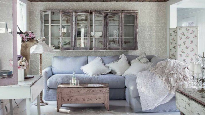 Гостиная в стиле прованс, голубой диван