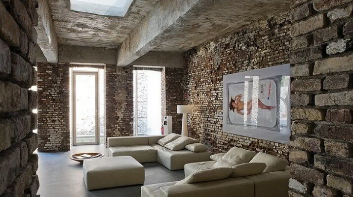 Гостиная с кирпичными стенами и бетонным потолком, стиль лофт