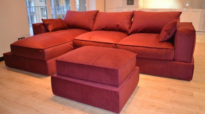 Яркий красный диван для светлой гостиной