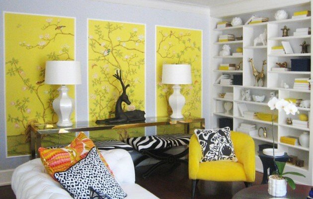 Яркий лимонный желтый цвет в сочетании с белым в гостиной